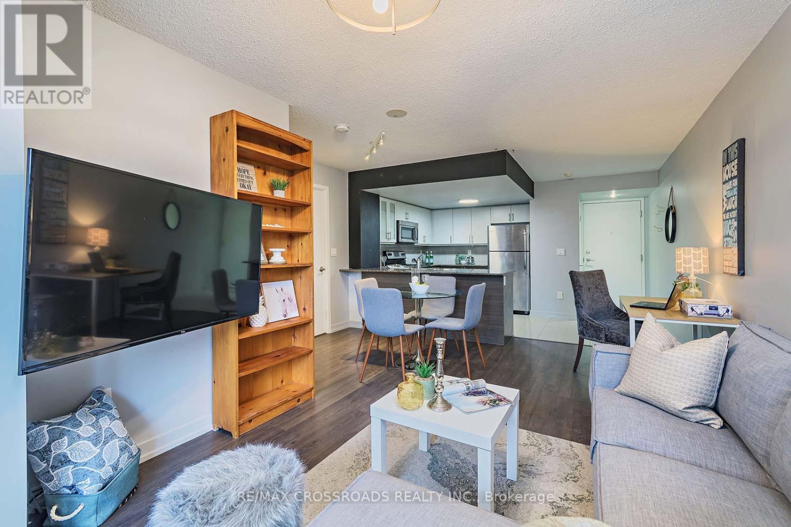 114 - 812 Lansdowne Avenue, Toronto, ON - Indoor Photo Showing Living Room