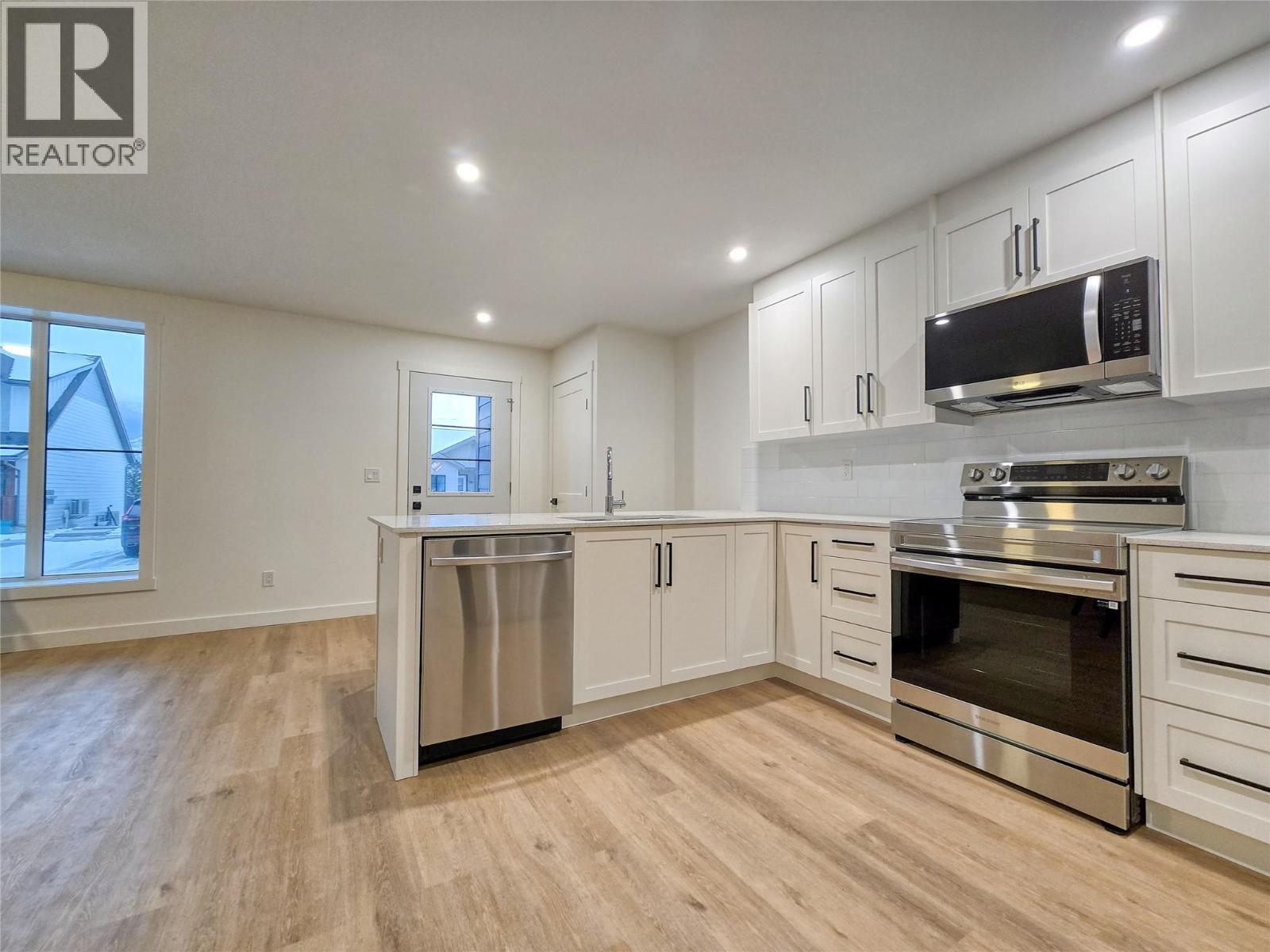 2098 Pine Tree Way Unit# 42, Invermere, BC - Indoor Photo Showing Kitchen