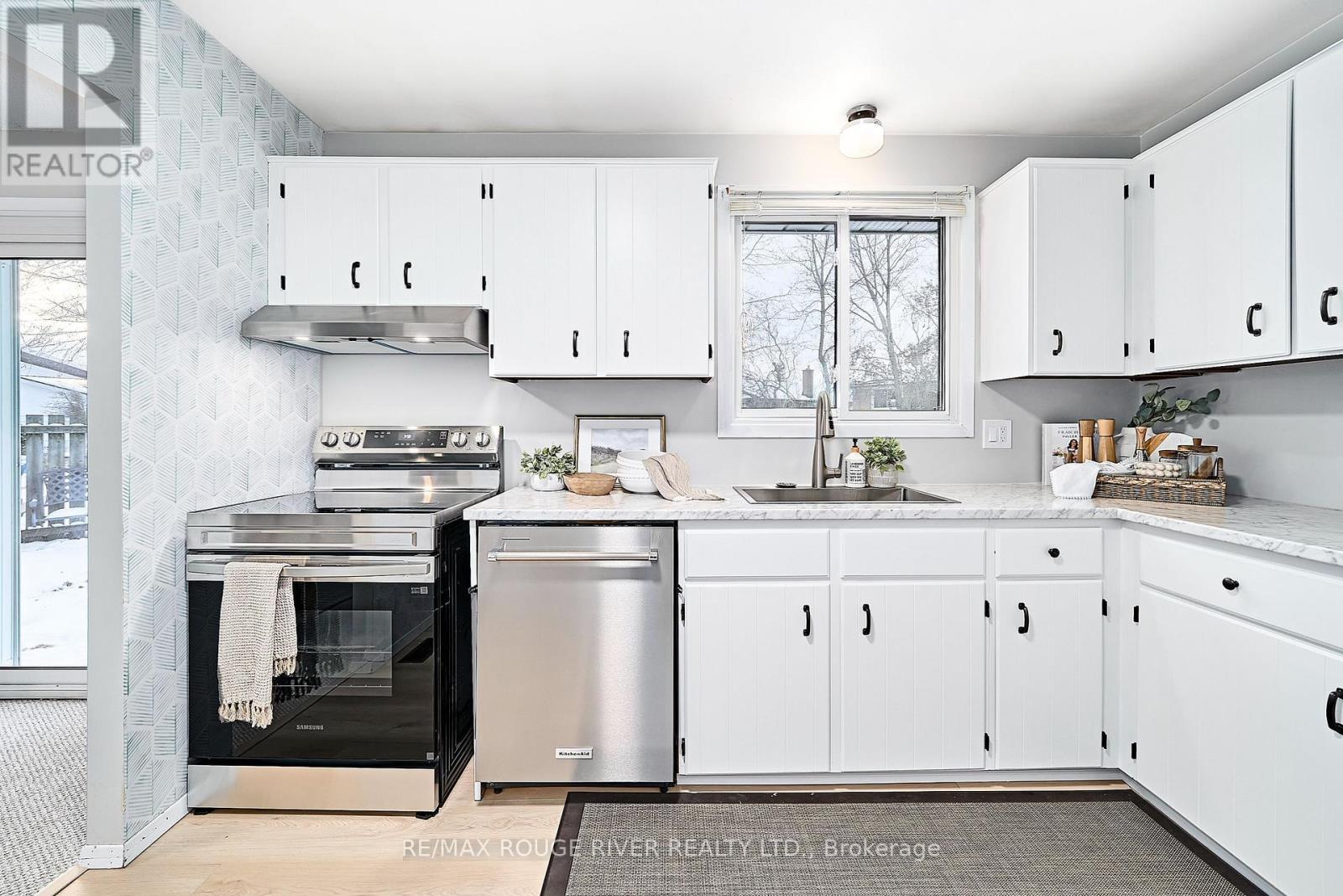 1719 Stewartcroft Crescent, Peterborough (Monaghan Ward 2), ON - Indoor Photo Showing Kitchen