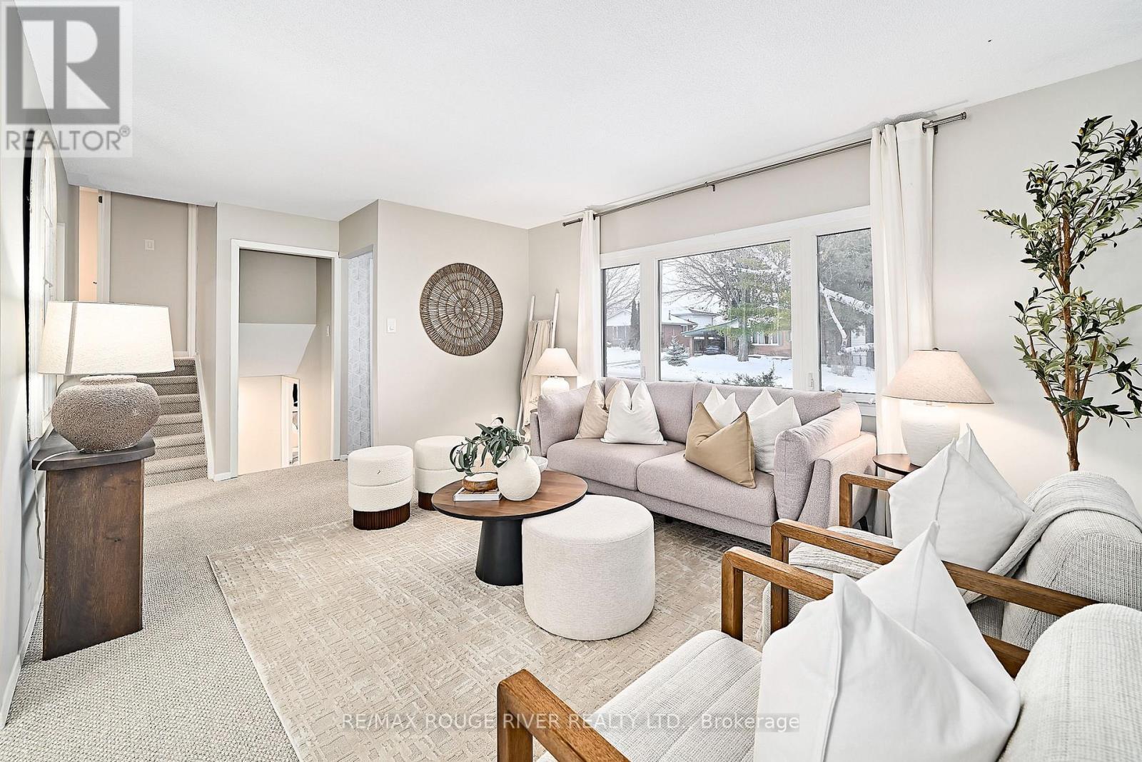 1719 Stewartcroft Crescent, Peterborough (Monaghan Ward 2), ON - Indoor Photo Showing Living Room