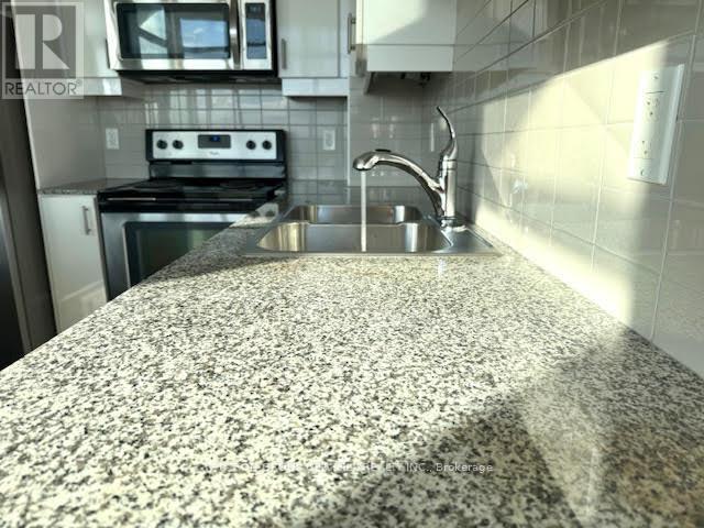 510 - 2900 Highway 7 Road, Vaughan, ON - Indoor Photo Showing Kitchen With Stainless Steel Kitchen With Double Sink With Upgraded Kitchen