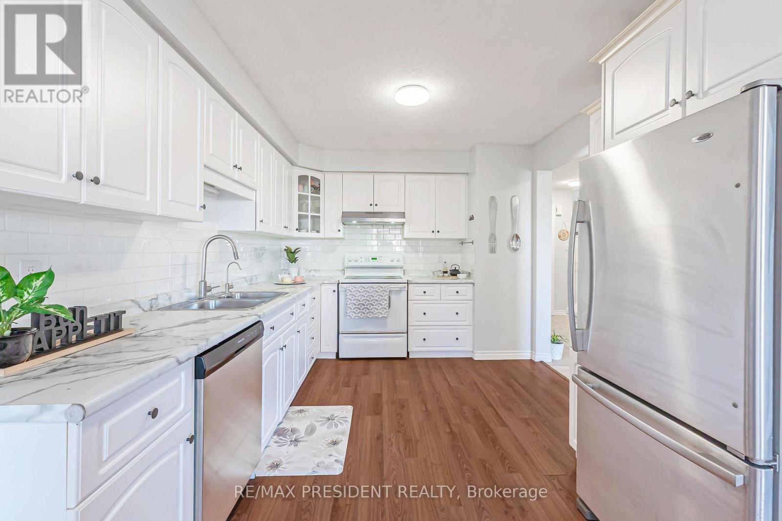 68 Wheatland Drive, Cambridge, ON - Indoor Photo Showing Kitchen