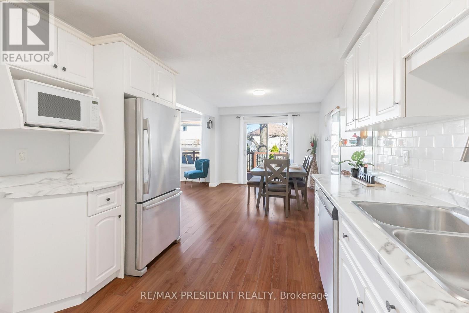68 Wheatland Drive, Cambridge, ON - Indoor Photo Showing Kitchen With Double Sink