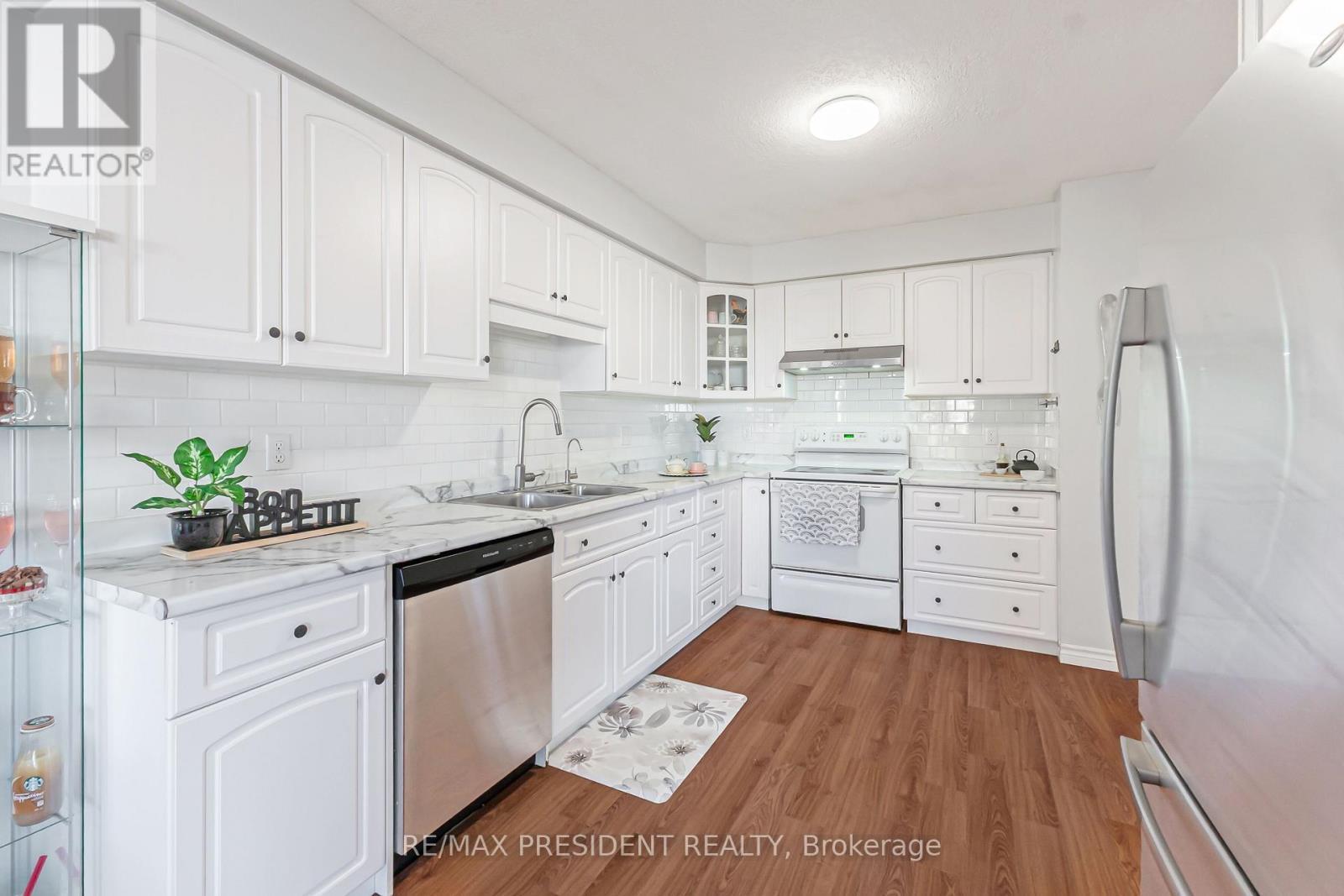 68 Wheatland Drive, Cambridge, ON - Indoor Photo Showing Kitchen With Double Sink