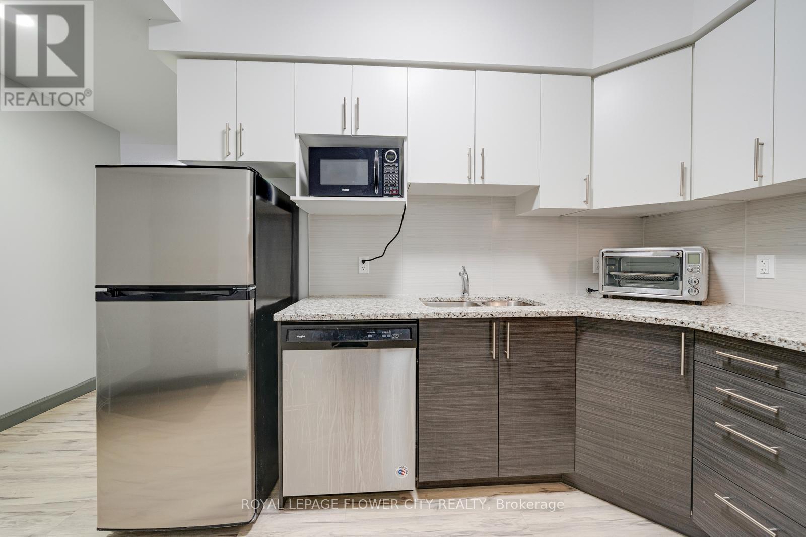 303 - 77 Leland Street, Hamilton, ON - Indoor Photo Showing Kitchen