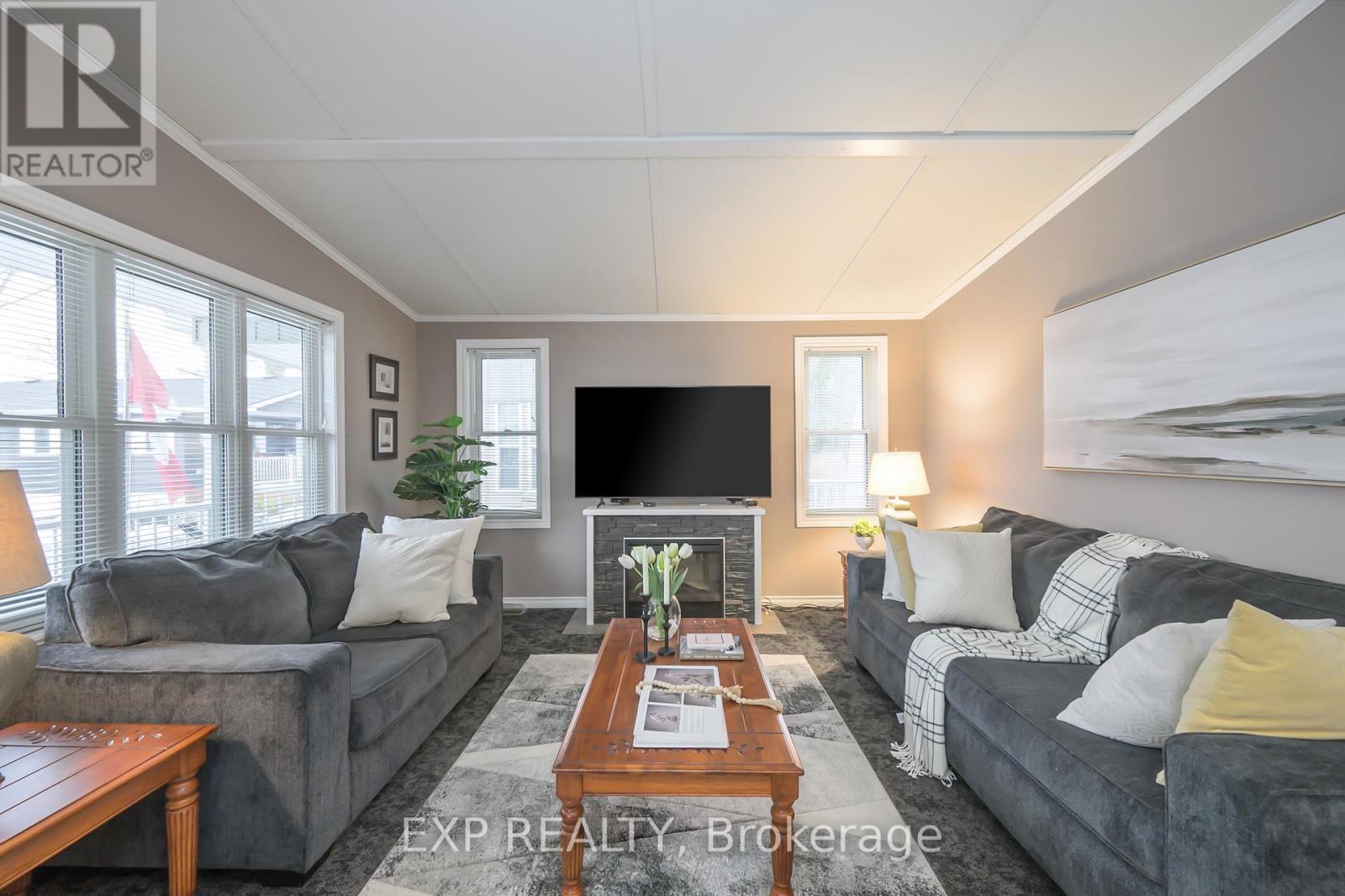 51 - 22790 Amiens Road, Middlesex Centre, ON - Indoor Photo Showing Living Room