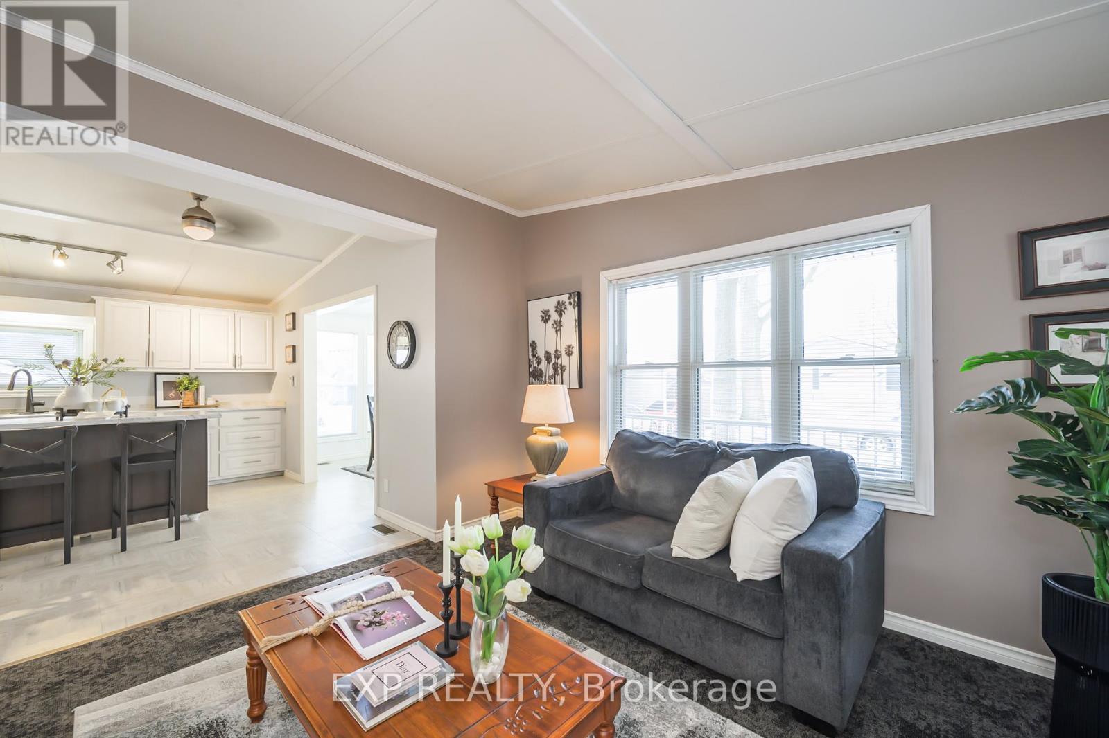 51 - 22790 Amiens Road, Middlesex Centre, ON - Indoor Photo Showing Living Room