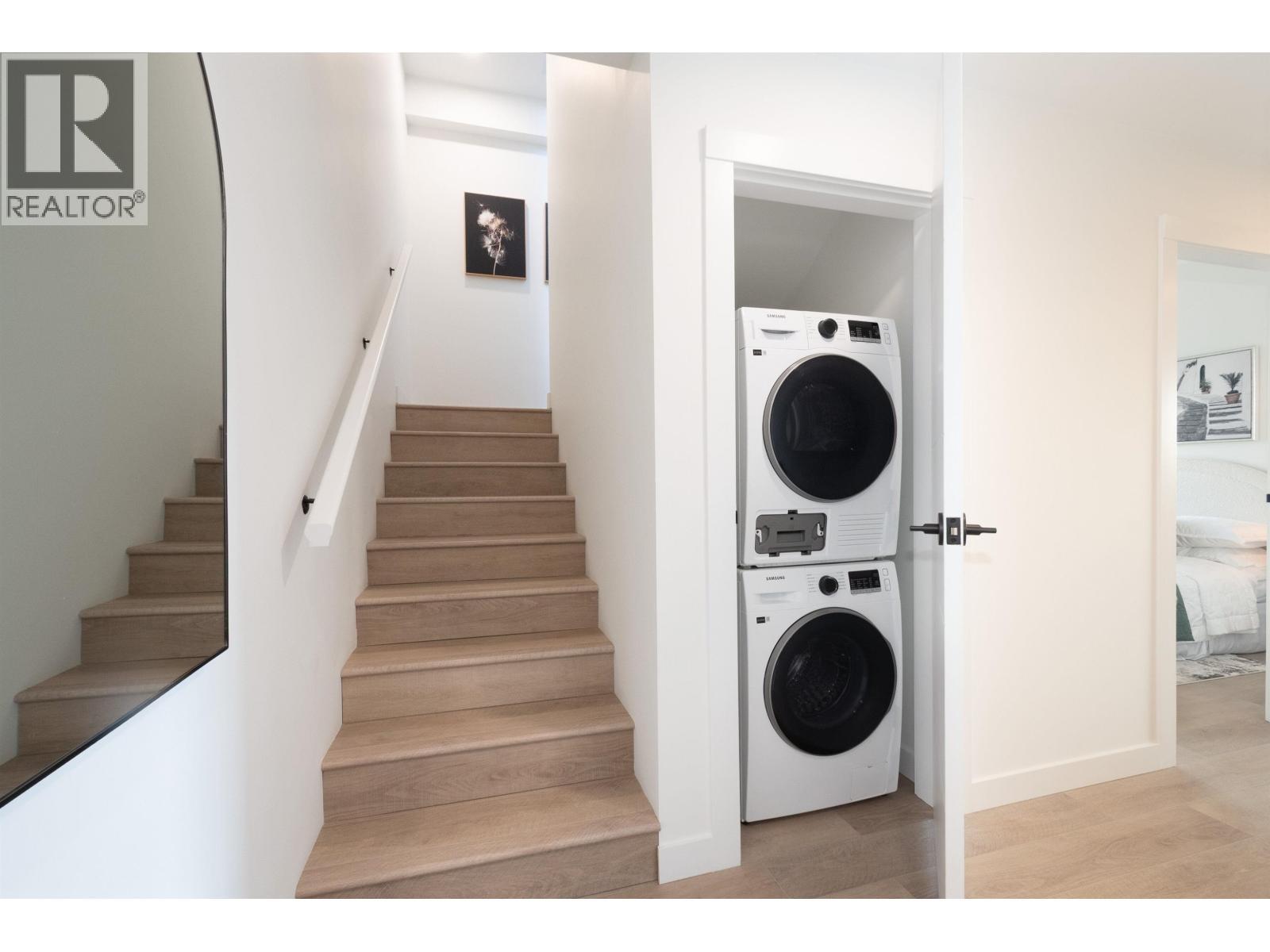 606 2268 E Broadway, Vancouver, BC - Indoor Photo Showing Laundry Room