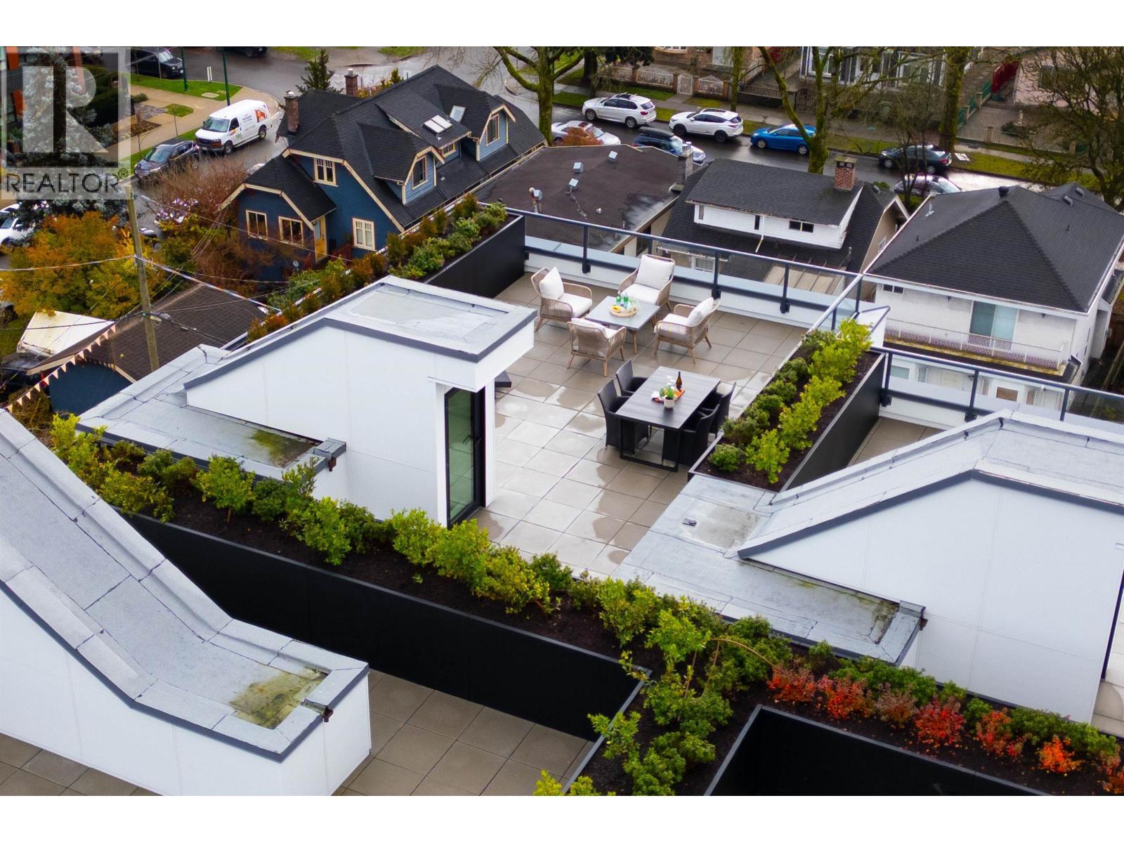 606 2268 E Broadway, Vancouver, BC - Outdoor