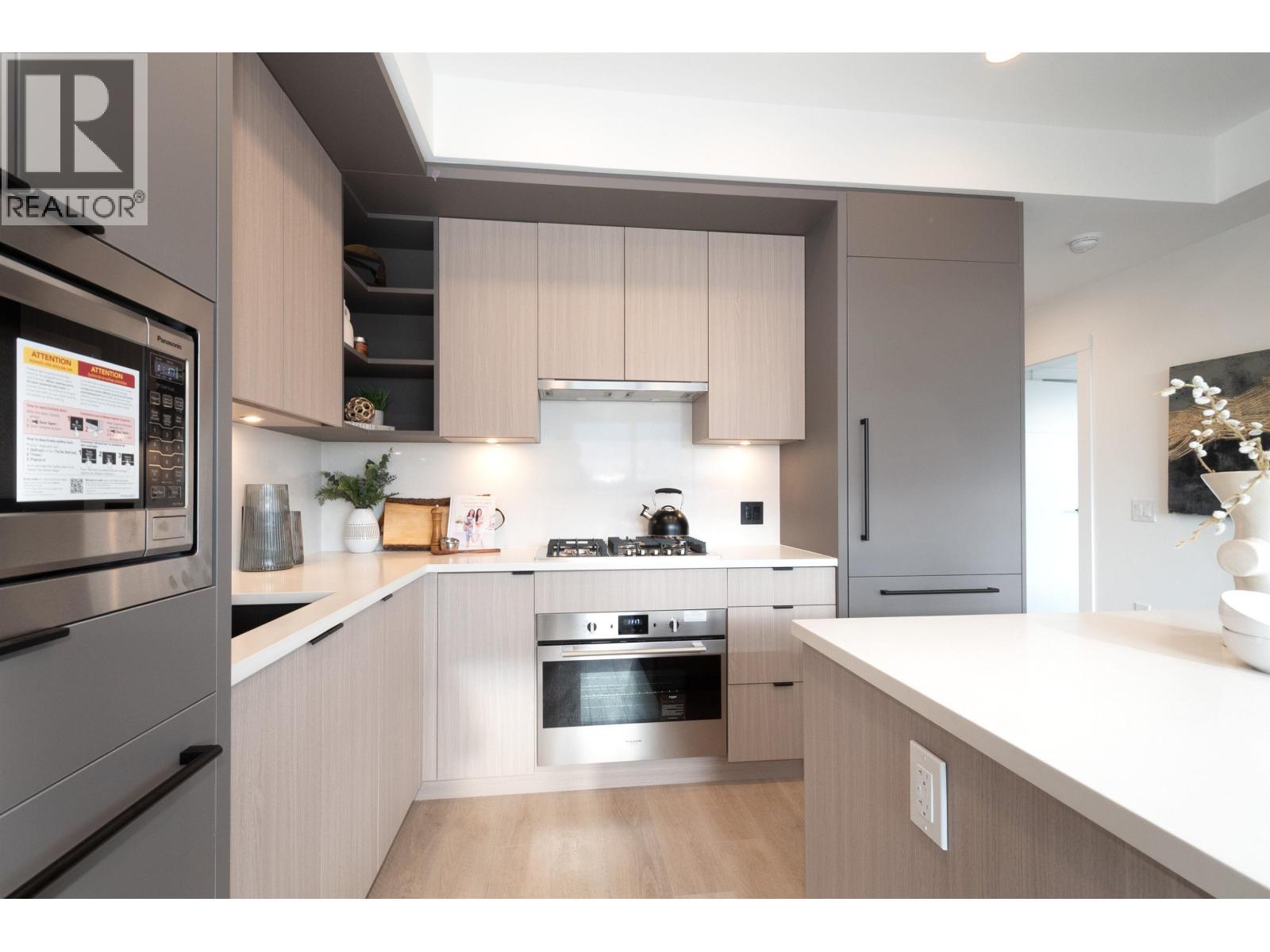 606 2268 E Broadway, Vancouver, BC - Indoor Photo Showing Kitchen With Upgraded Kitchen