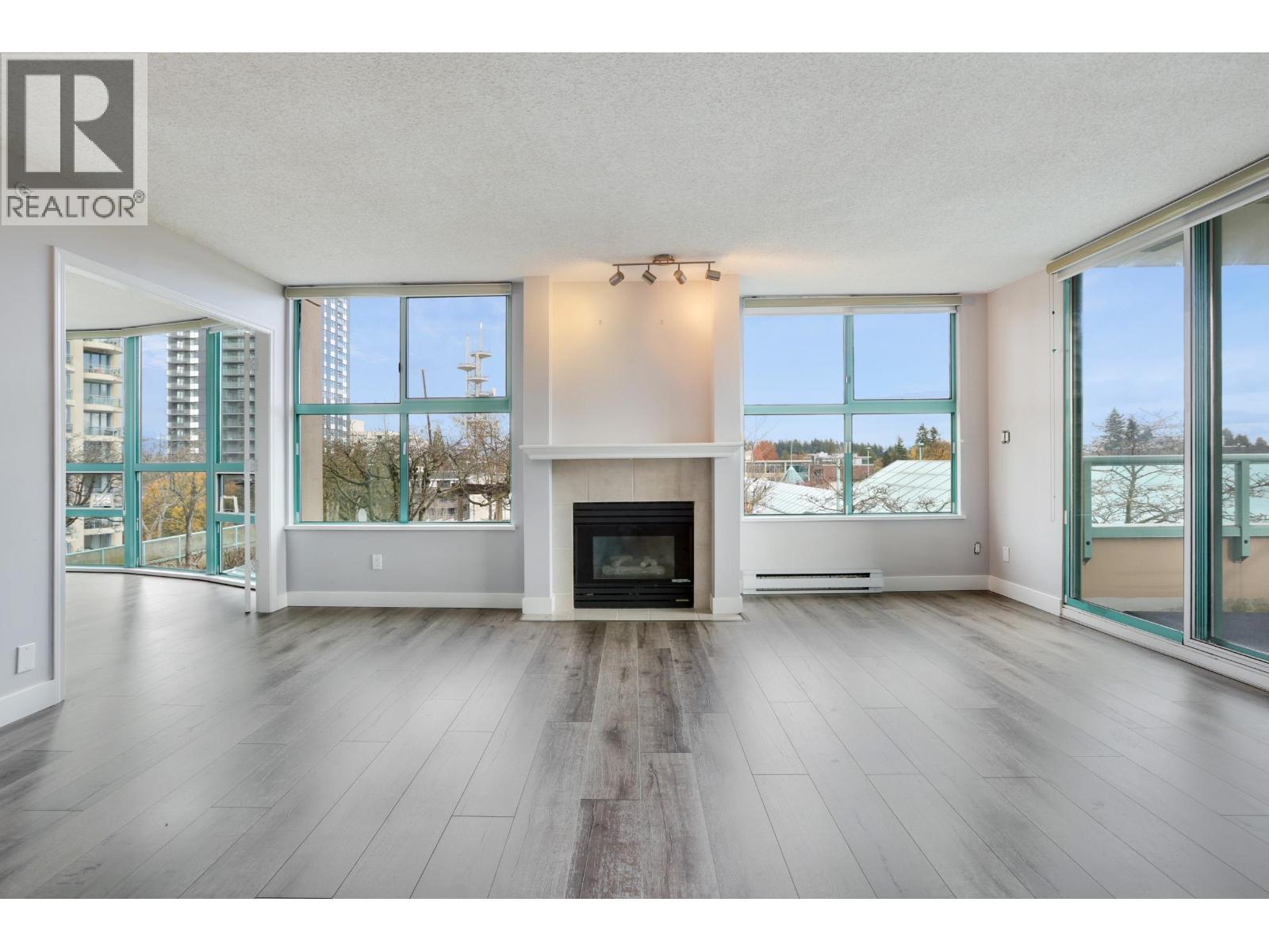 605 728 Princess Street, New Westminster, BC - Indoor Photo Showing Living Room With Fireplace