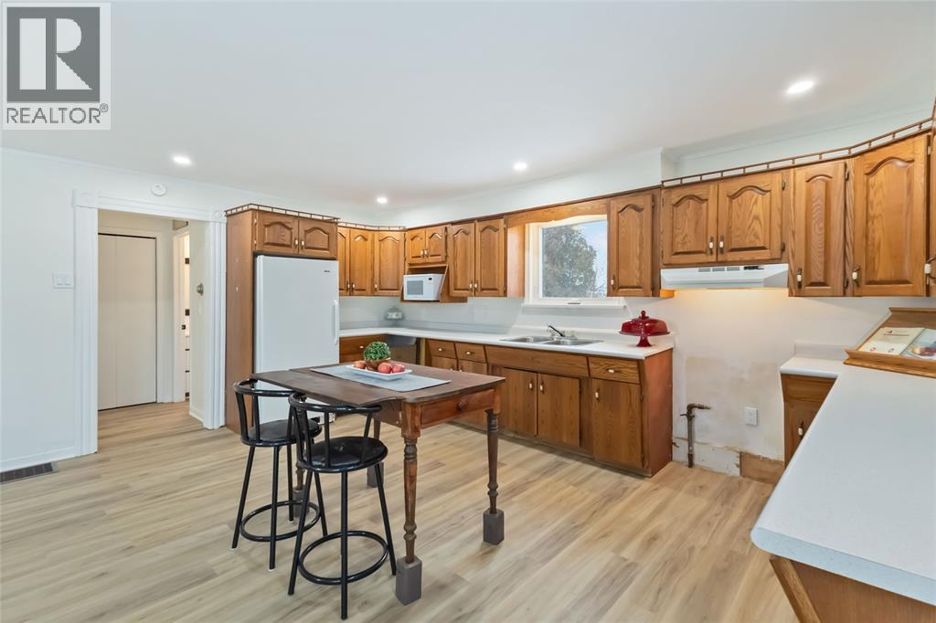 22821 Thames Road, Appin, ON - Indoor Photo Showing Kitchen With Double Sink