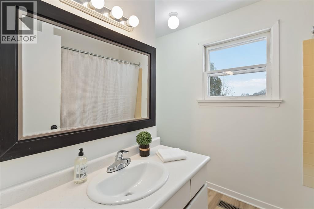 22821 Thames Road, Appin, ON - Indoor Photo Showing Bathroom