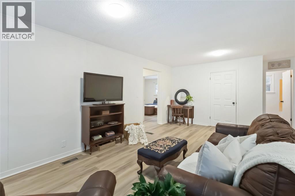 22821 Thames Road, Appin, ON - Indoor Photo Showing Living Room