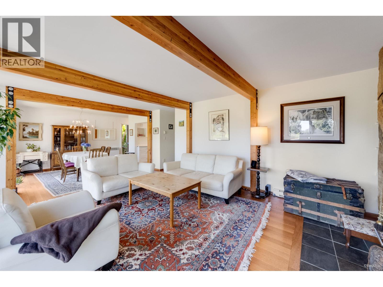 1115 Lenora Road, Bowen Island, BC - Indoor Photo Showing Living Room