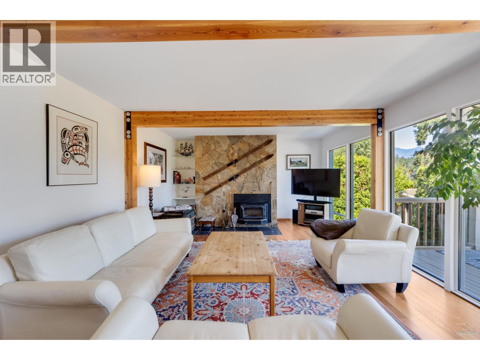 1115 Lenora Road, Bowen Island, BC - Indoor Photo Showing Living Room With Fireplace