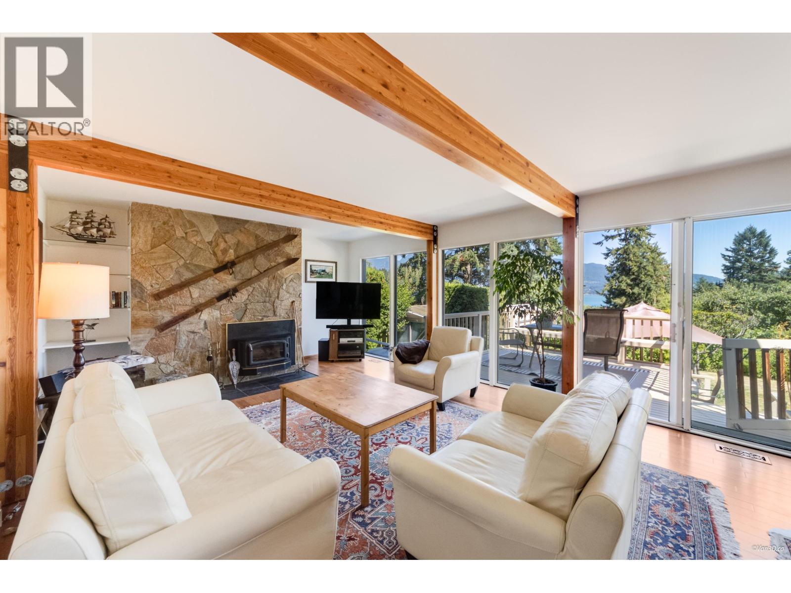 1115 Lenora Road, Bowen Island, BC - Indoor Photo Showing Living Room With Fireplace