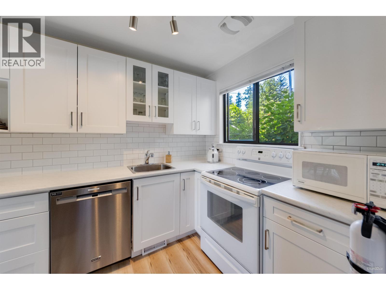 1115 Lenora Road, Bowen Island, BC - Indoor Photo Showing Kitchen