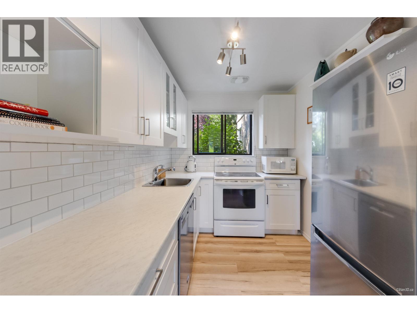 1115 Lenora Road, Bowen Island, BC - Indoor Photo Showing Kitchen