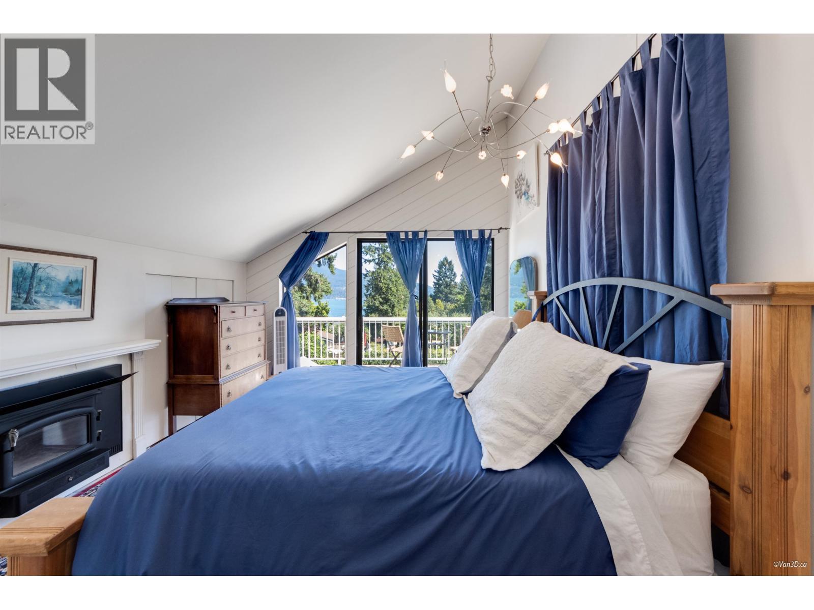 1115 Lenora Road, Bowen Island, BC - Indoor Photo Showing Bedroom