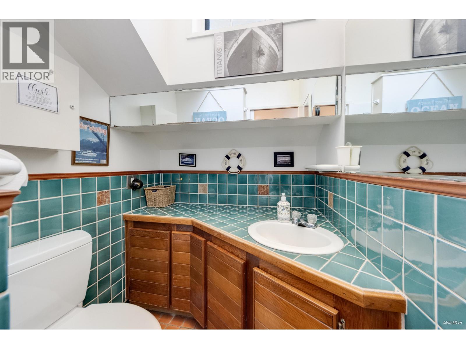 1115 Lenora Road, Bowen Island, BC - Indoor Photo Showing Bathroom