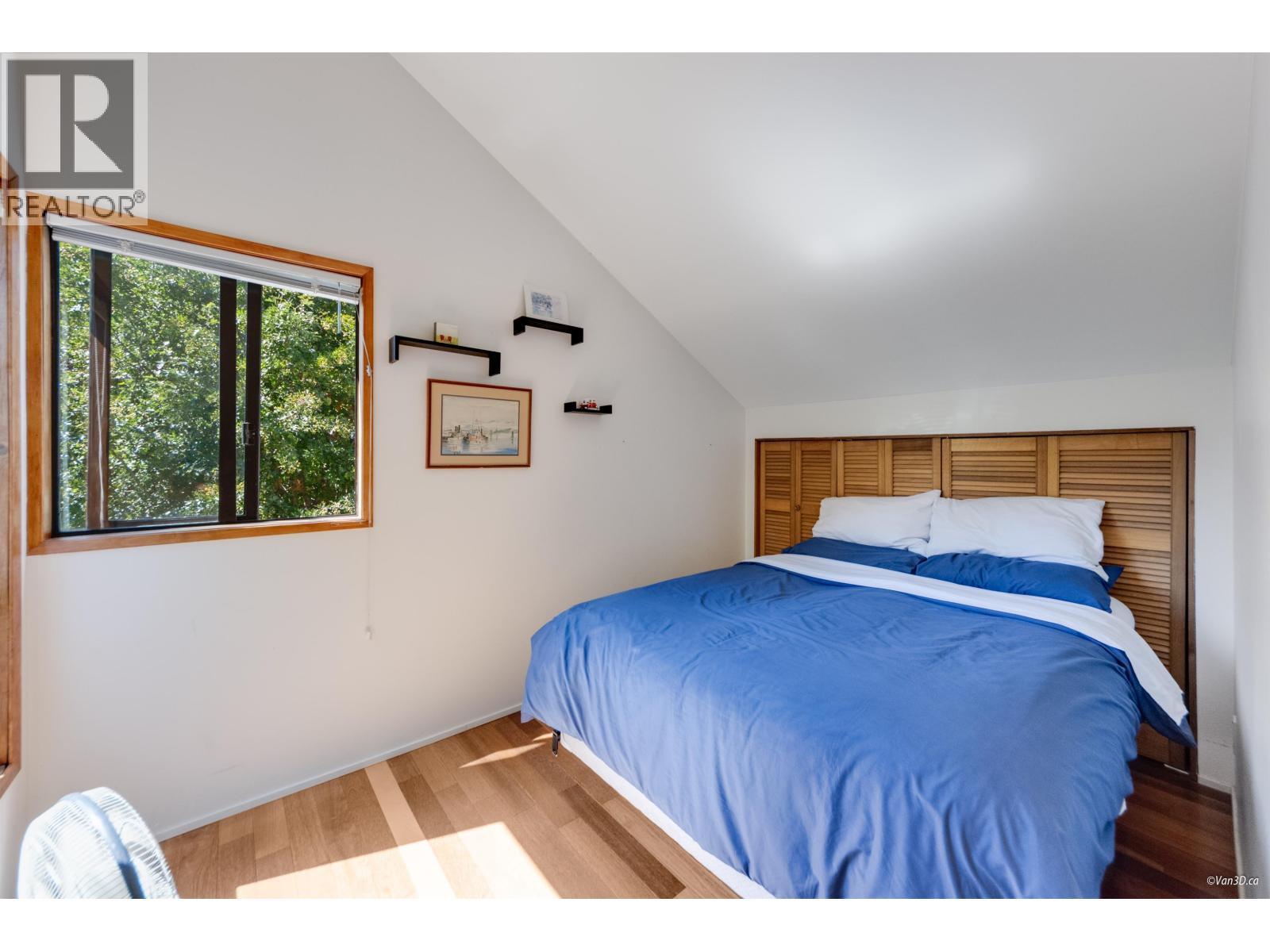 1115 Lenora Road, Bowen Island, BC - Indoor Photo Showing Bedroom