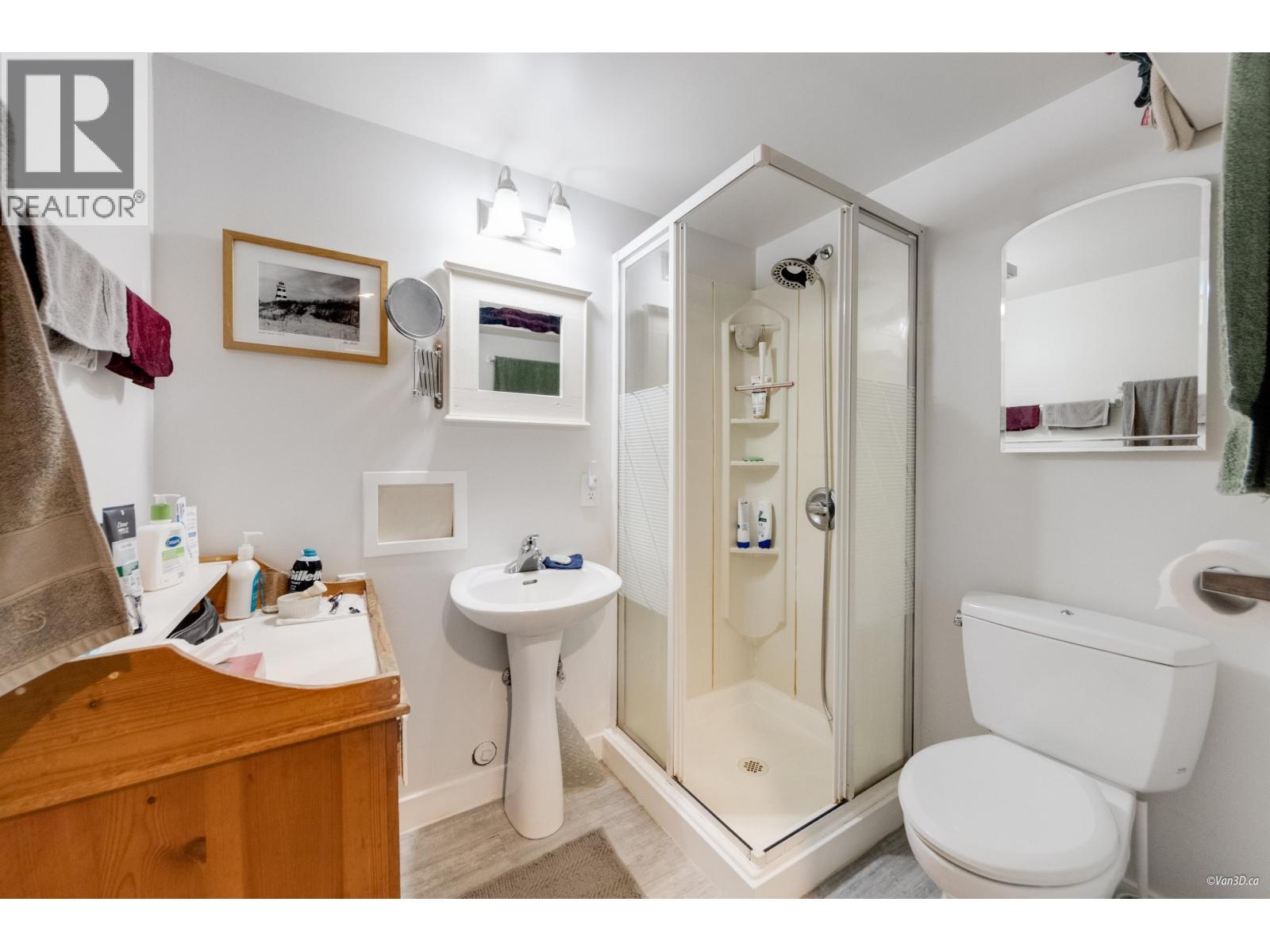 1115 Lenora Road, Bowen Island, BC - Indoor Photo Showing Bathroom