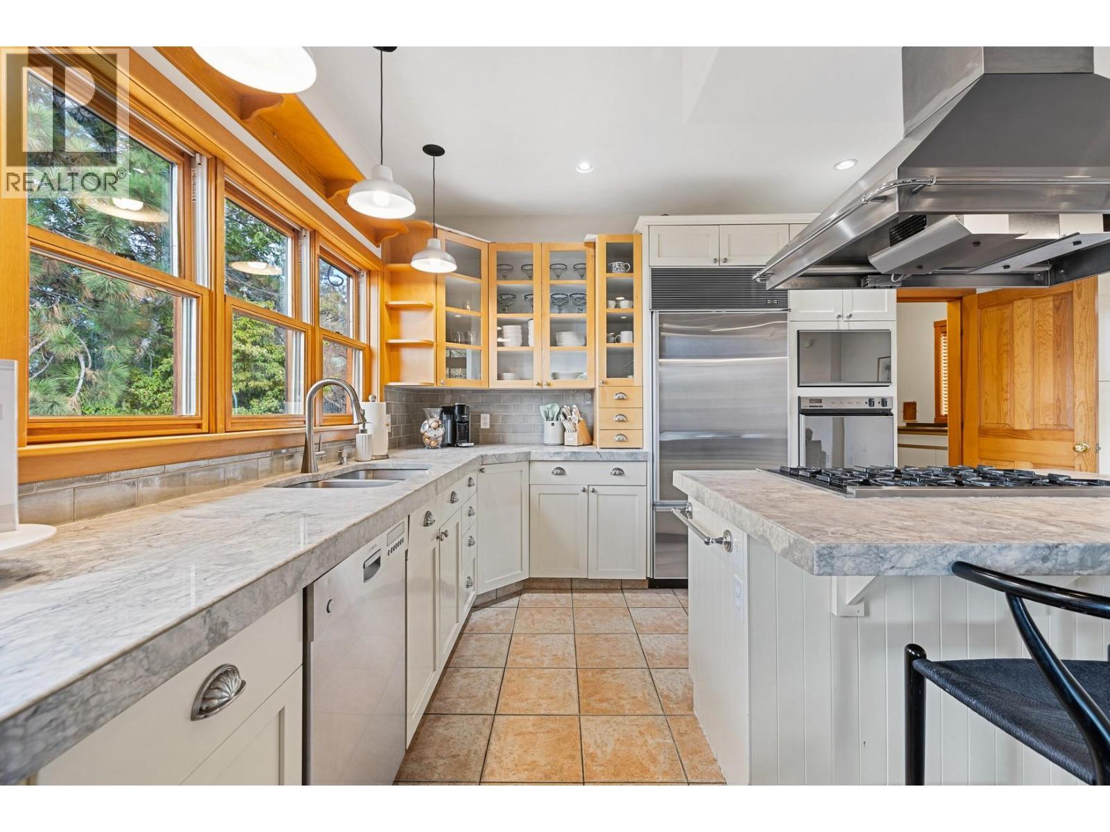 414 Herbert Heights Road, Kelowna, BC - Indoor Photo Showing Kitchen With Double Sink