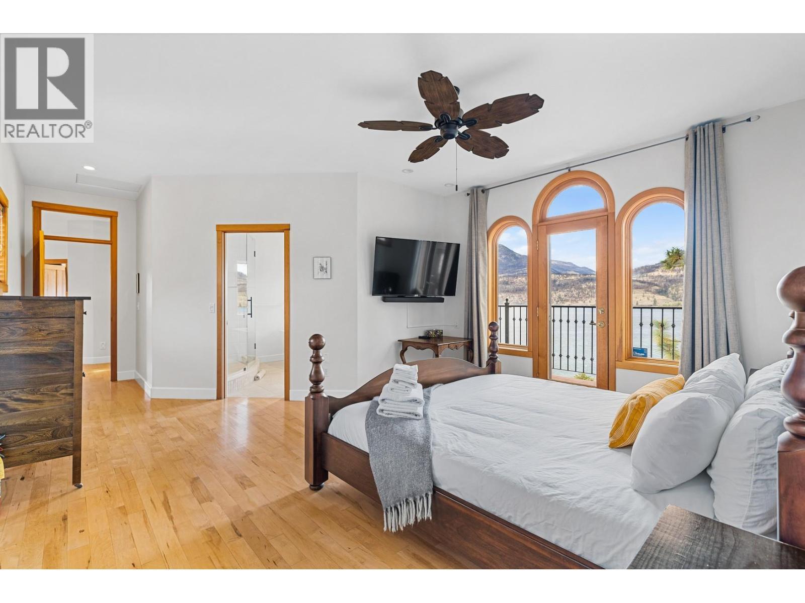 414 Herbert Heights Road, Kelowna, BC - Indoor Photo Showing Bedroom