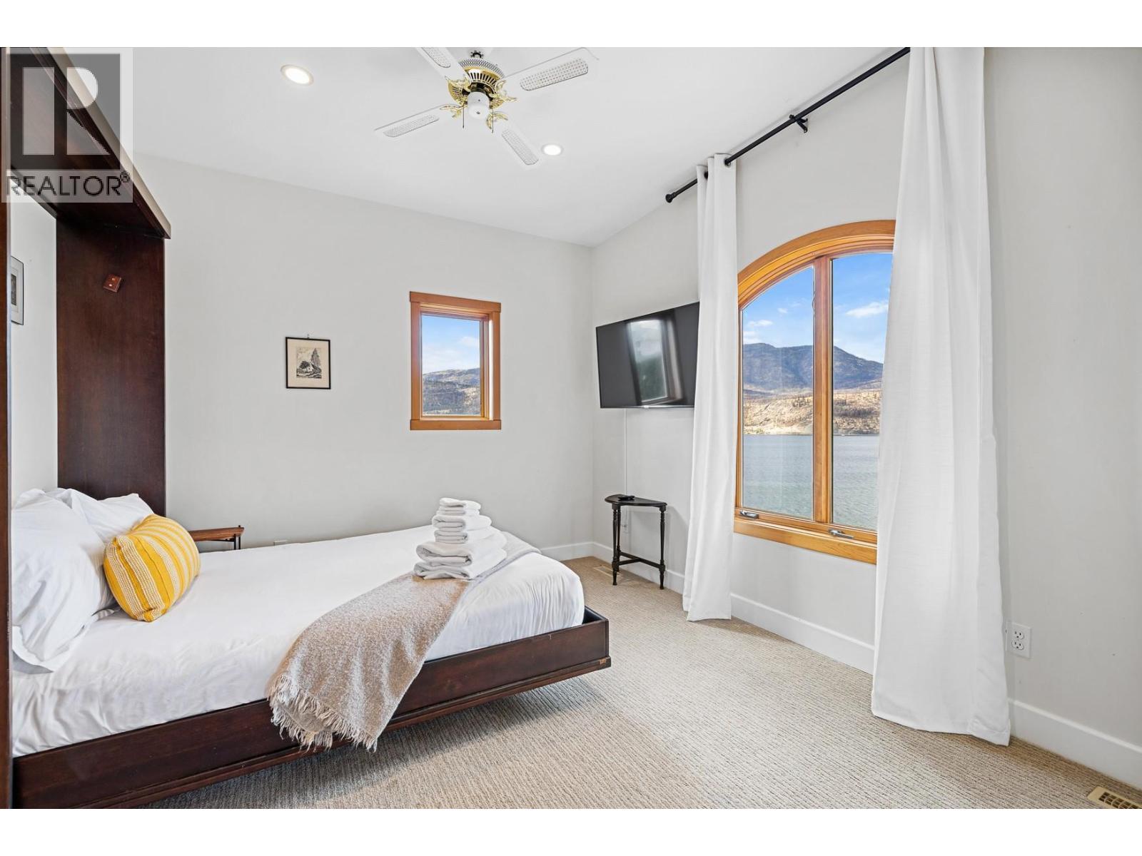 414 Herbert Heights Road, Kelowna, BC - Indoor Photo Showing Bedroom