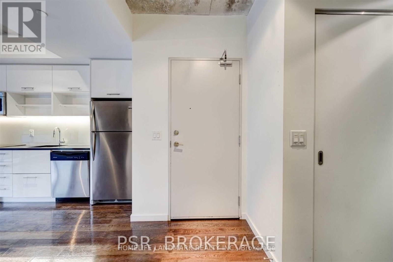617 - 32 Trolley Crescent, Toronto, ON - Indoor Photo Showing Kitchen
