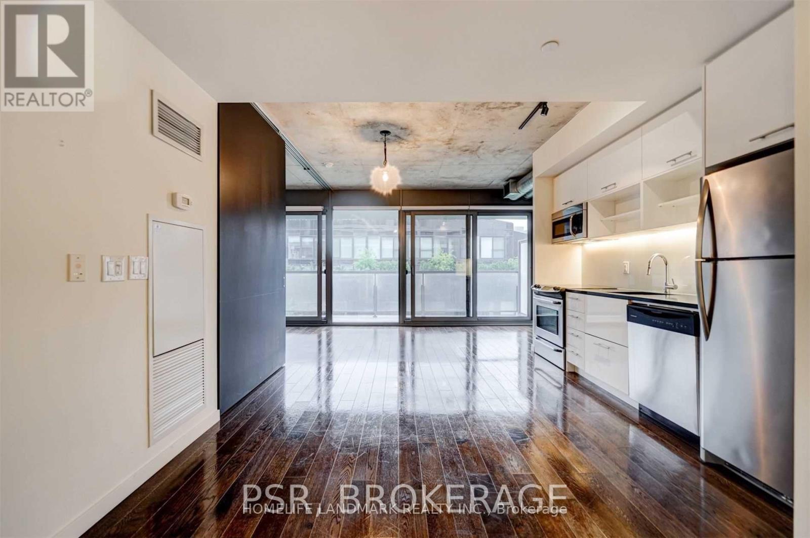 617 - 32 Trolley Crescent, Toronto, ON - Indoor Photo Showing Kitchen