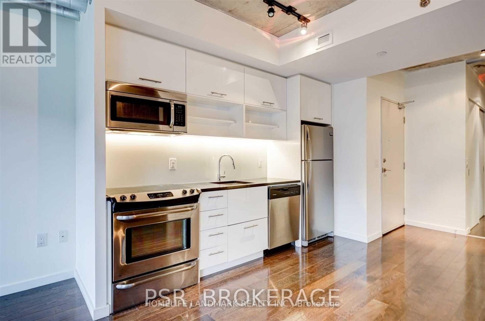 617 - 32 Trolley Crescent, Toronto, ON - Indoor Photo Showing Kitchen