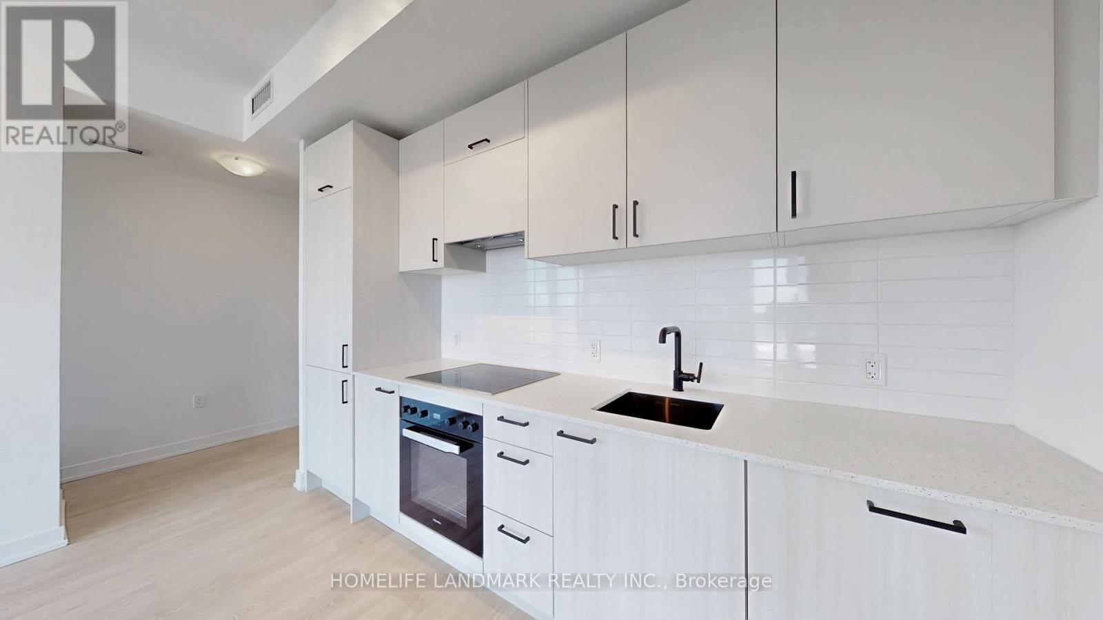 1520 - 1 Quarrington Lane, Toronto, ON - Indoor Photo Showing Kitchen With Upgraded Kitchen