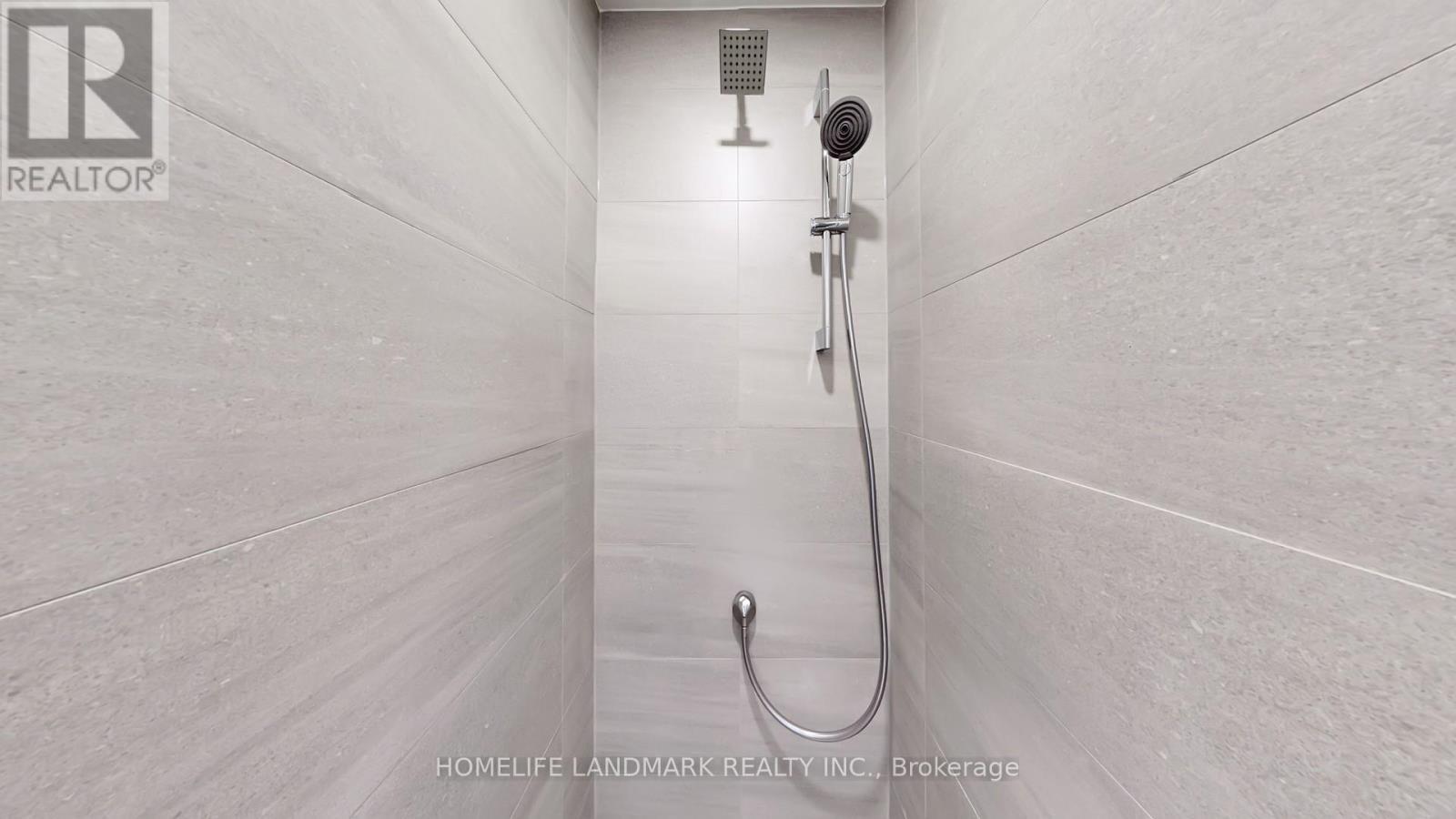 1520 - 1 Quarrington Lane, Toronto, ON - Indoor Photo Showing Bathroom