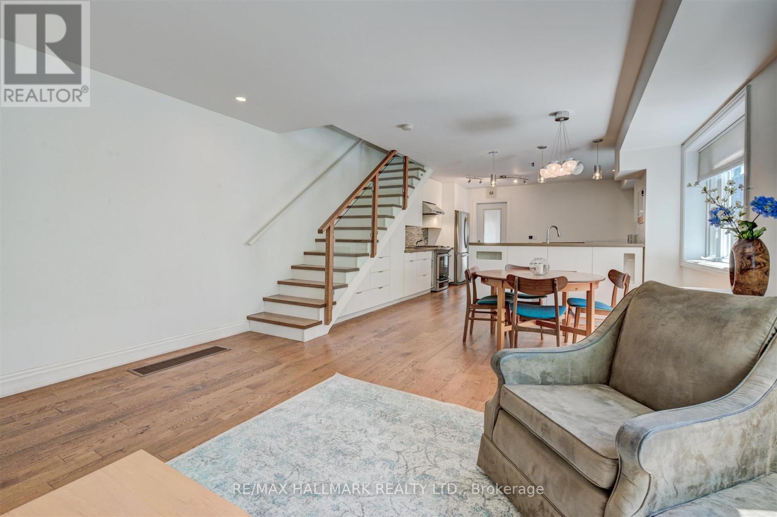 301 Silver Birch Avenue, Toronto, ON - Indoor Photo Showing Living Room