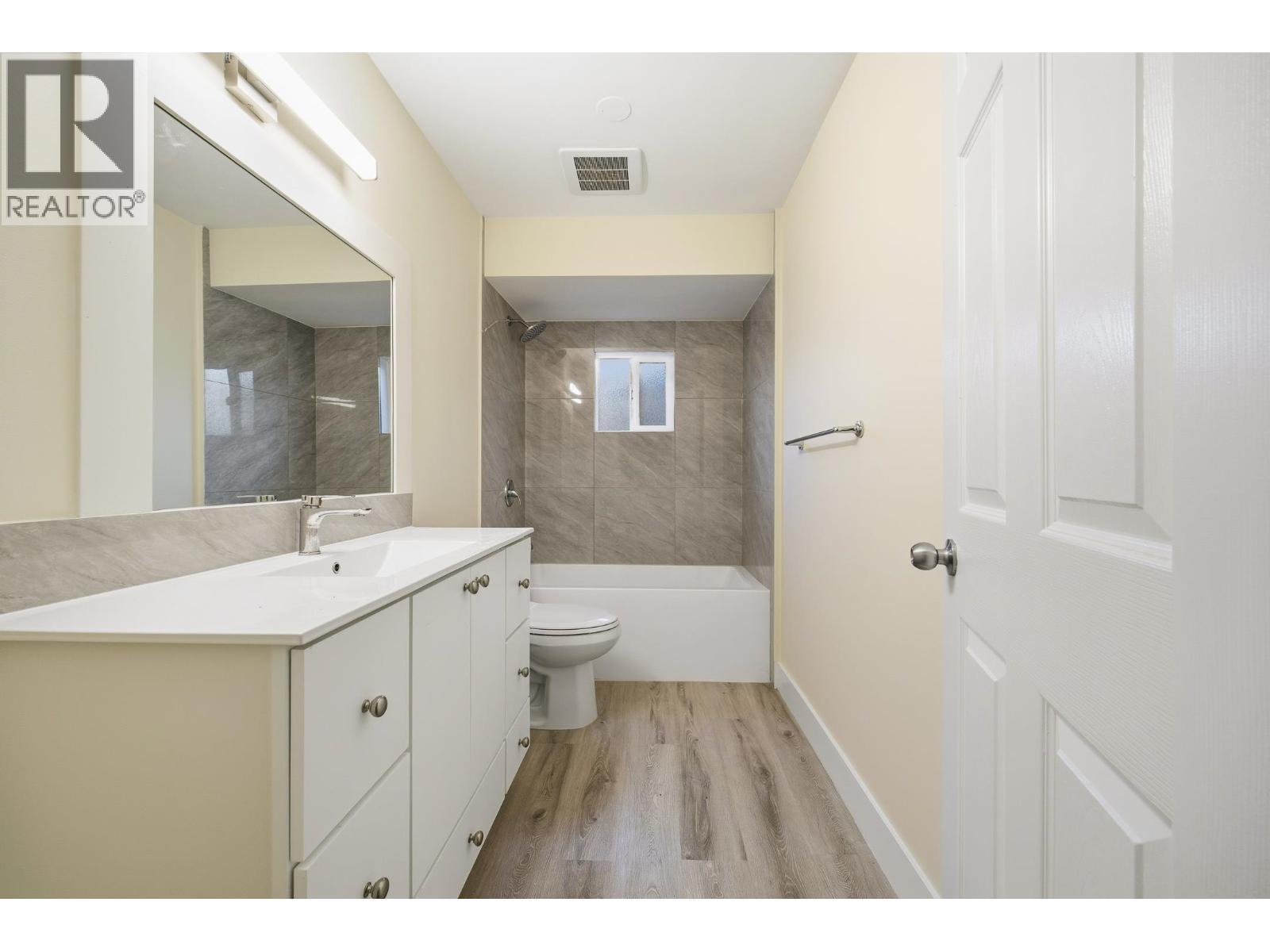 4533 Knight Street, Vancouver, BC - Indoor Photo Showing Bathroom
