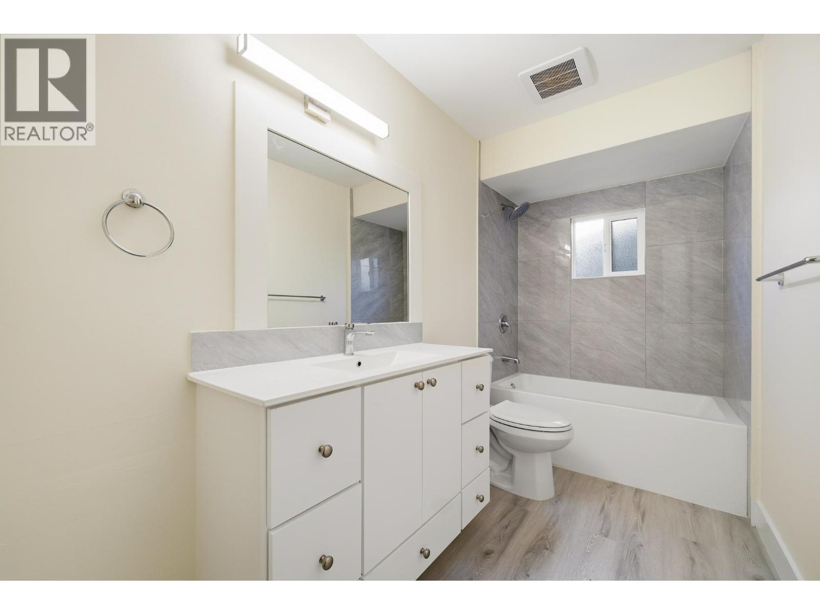 4533 Knight Street, Vancouver, BC - Indoor Photo Showing Bathroom