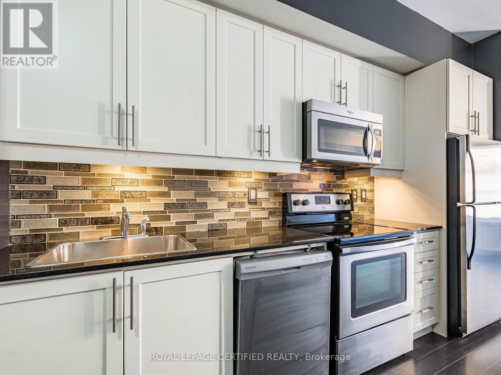 104 - 30 Carnation Avenue, Toronto, ON - Indoor Photo Showing Kitchen With Upgraded Kitchen
