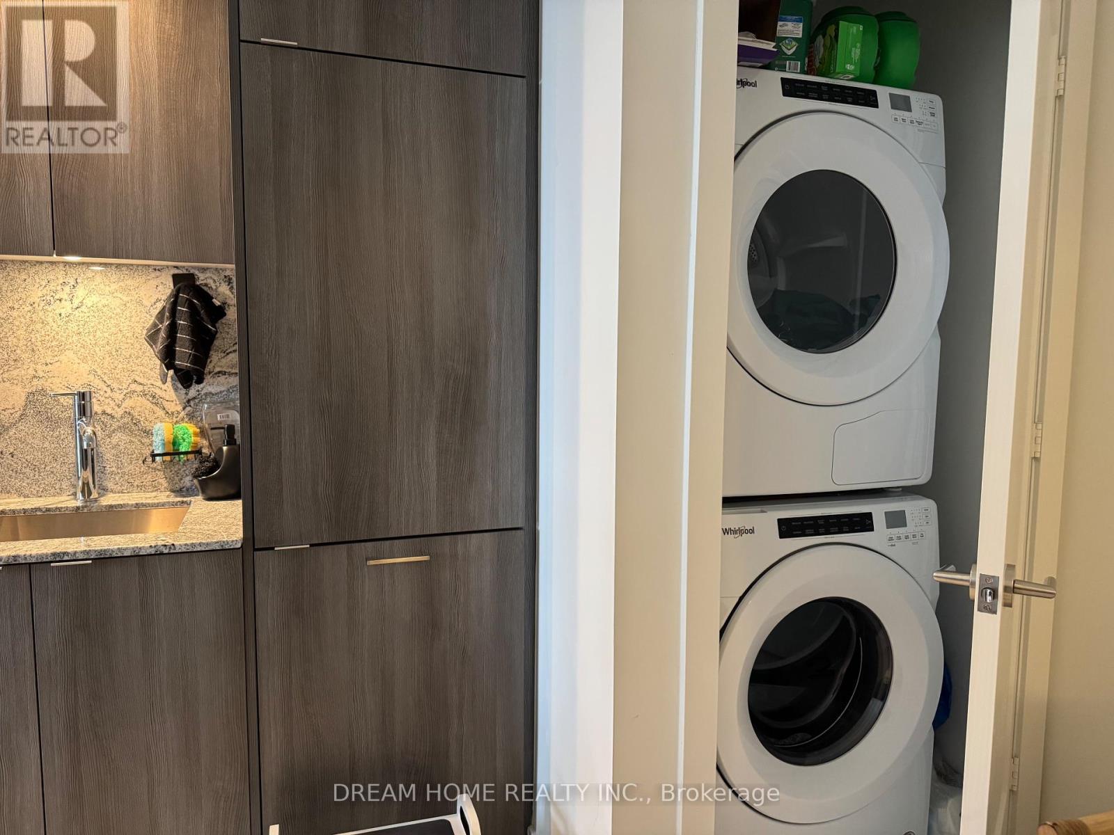 812 - 30 Inn On The Park Drive, Toronto, ON - Indoor Photo Showing Laundry Room