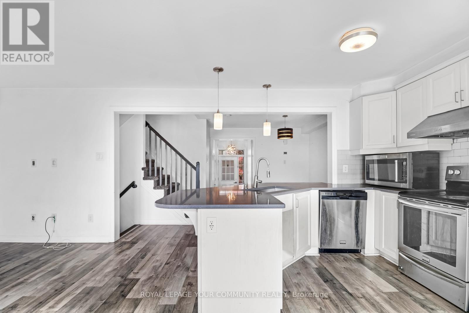407 White Arctic Avenue, Ottawa, ON - Indoor Photo Showing Kitchen With Stainless Steel Kitchen With Upgraded Kitchen