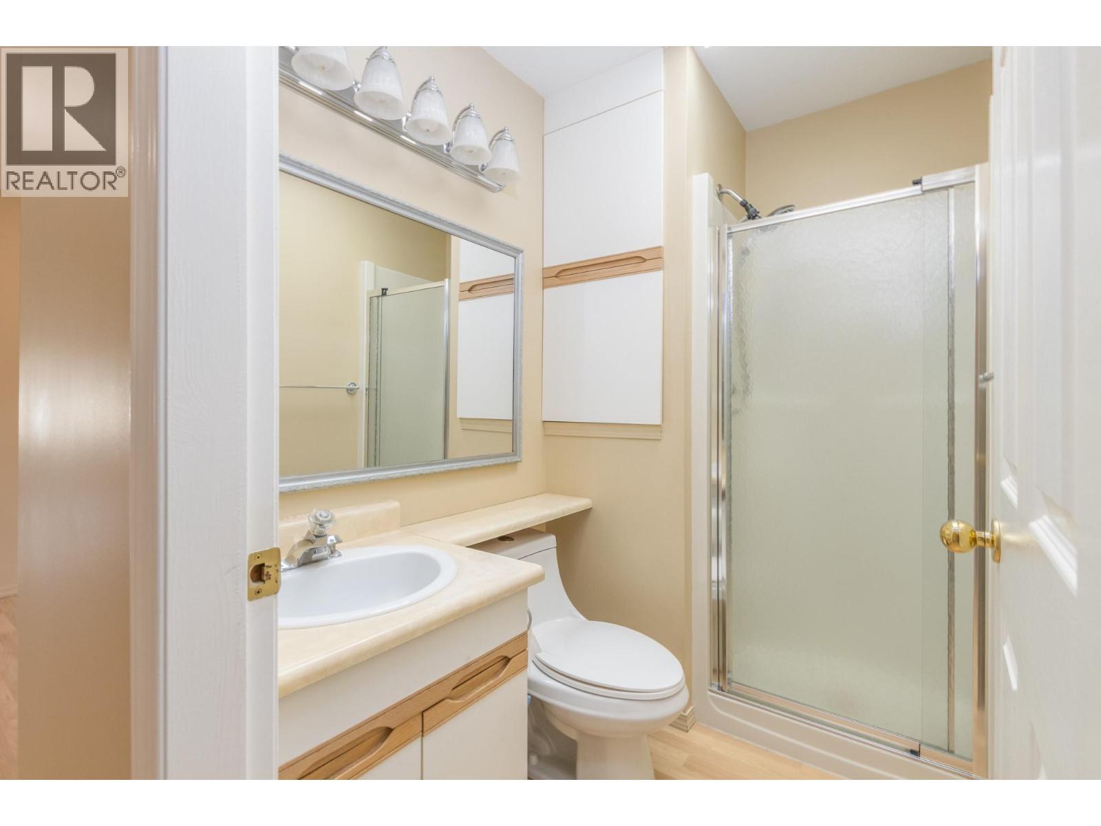 111 Harbourfront Drive Nw Unit# 14, Salmon Arm, BC - Indoor Photo Showing Bathroom