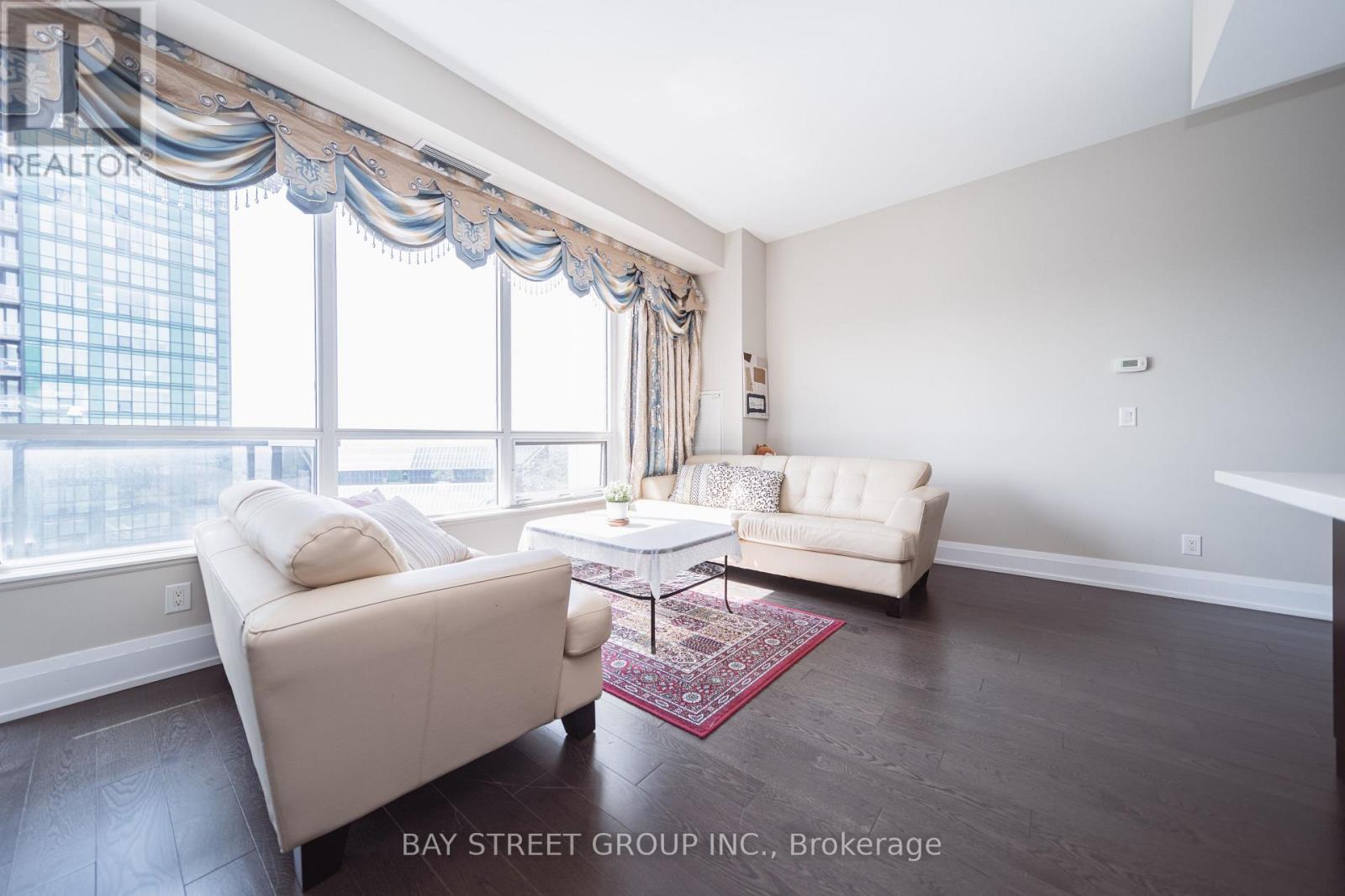 3301 - 2 Anndale Drive, Toronto, ON - Indoor Photo Showing Living Room