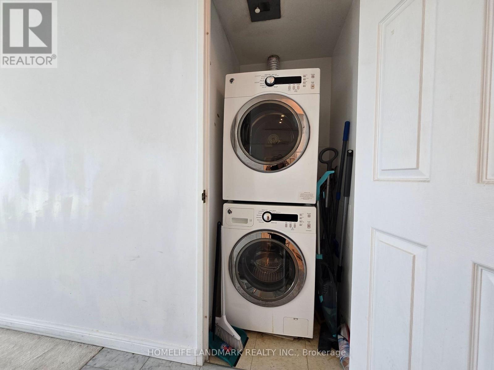 2206 - 1 Lee Centre Drive, Toronto, ON - Indoor Photo Showing Laundry Room
