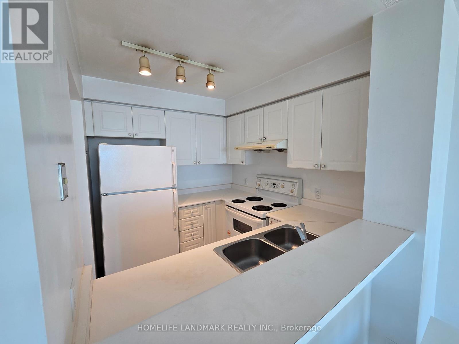 2206 - 1 Lee Centre Drive, Toronto, ON - Indoor Photo Showing Kitchen With Double Sink