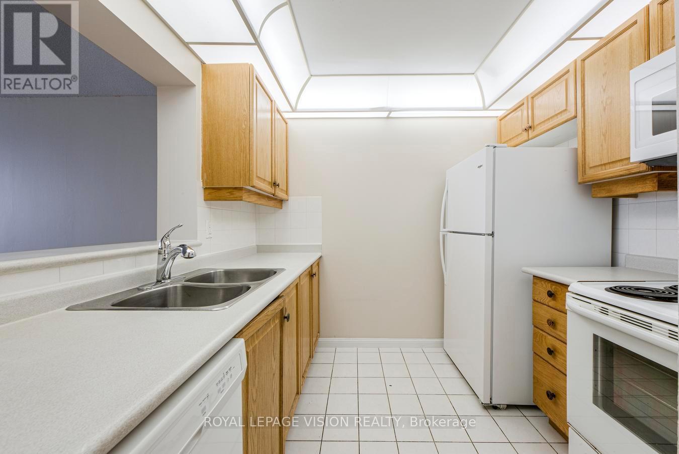 2015 - 88 Corporate Drive, Toronto, ON - Indoor Photo Showing Kitchen With Double Sink