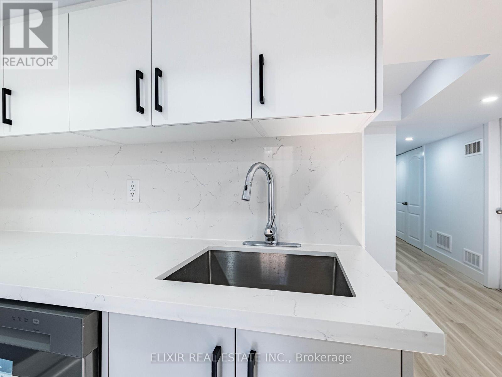20 Penn Drive, Brampton, ON - Indoor Photo Showing Kitchen