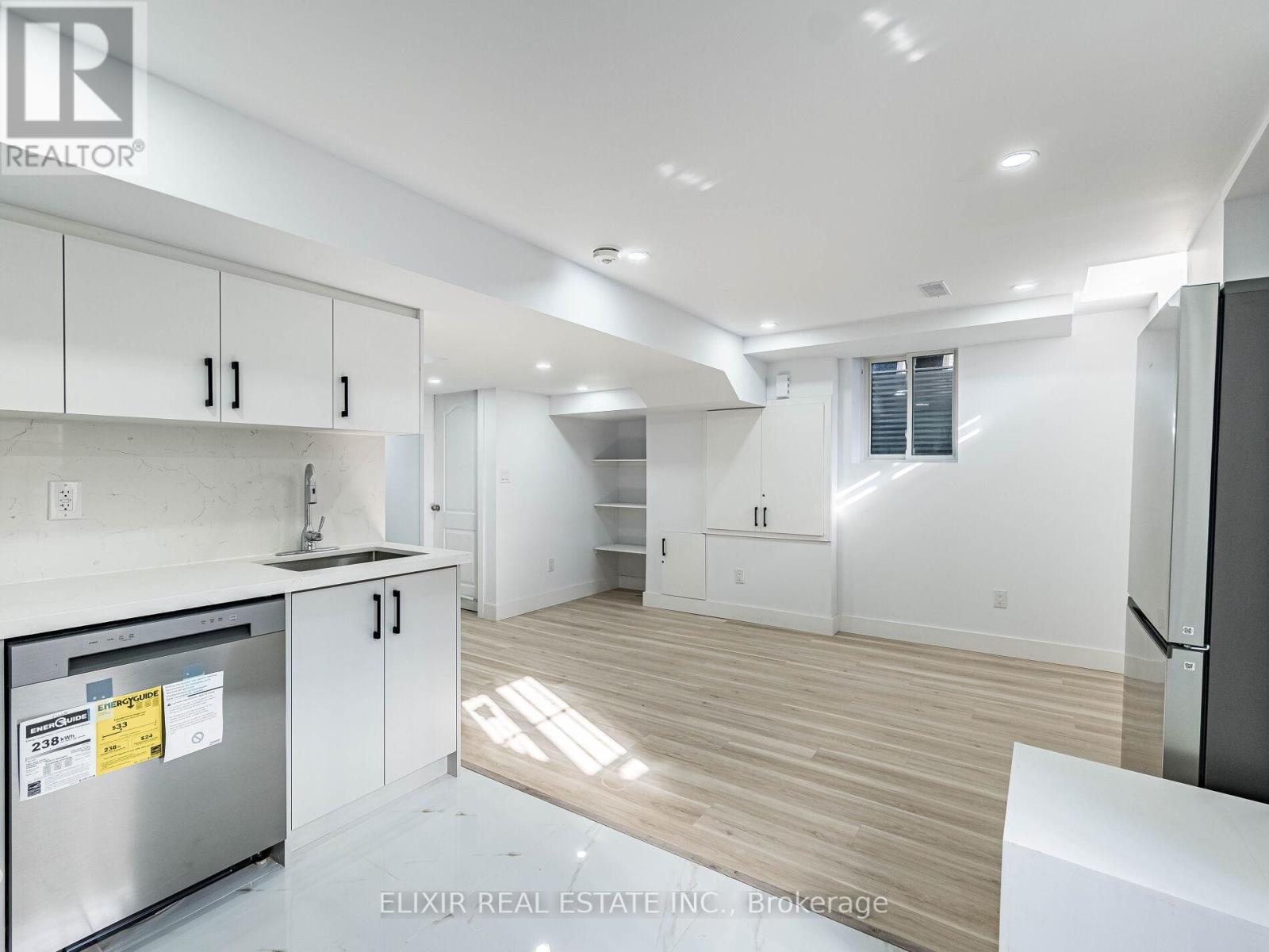 20 Penn Drive, Brampton, ON - Indoor Photo Showing Kitchen