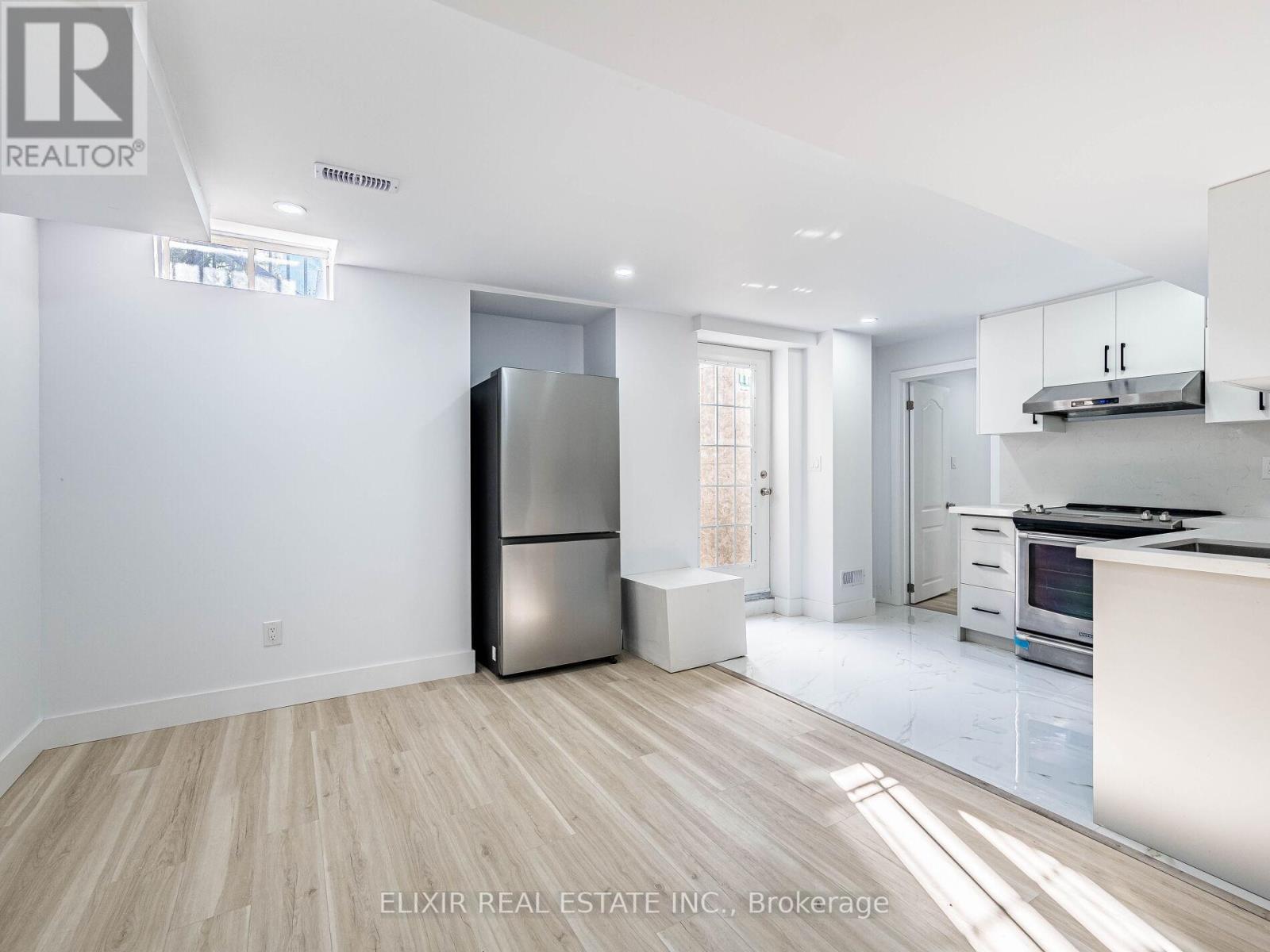 20 Penn Drive, Brampton, ON - Indoor Photo Showing Kitchen