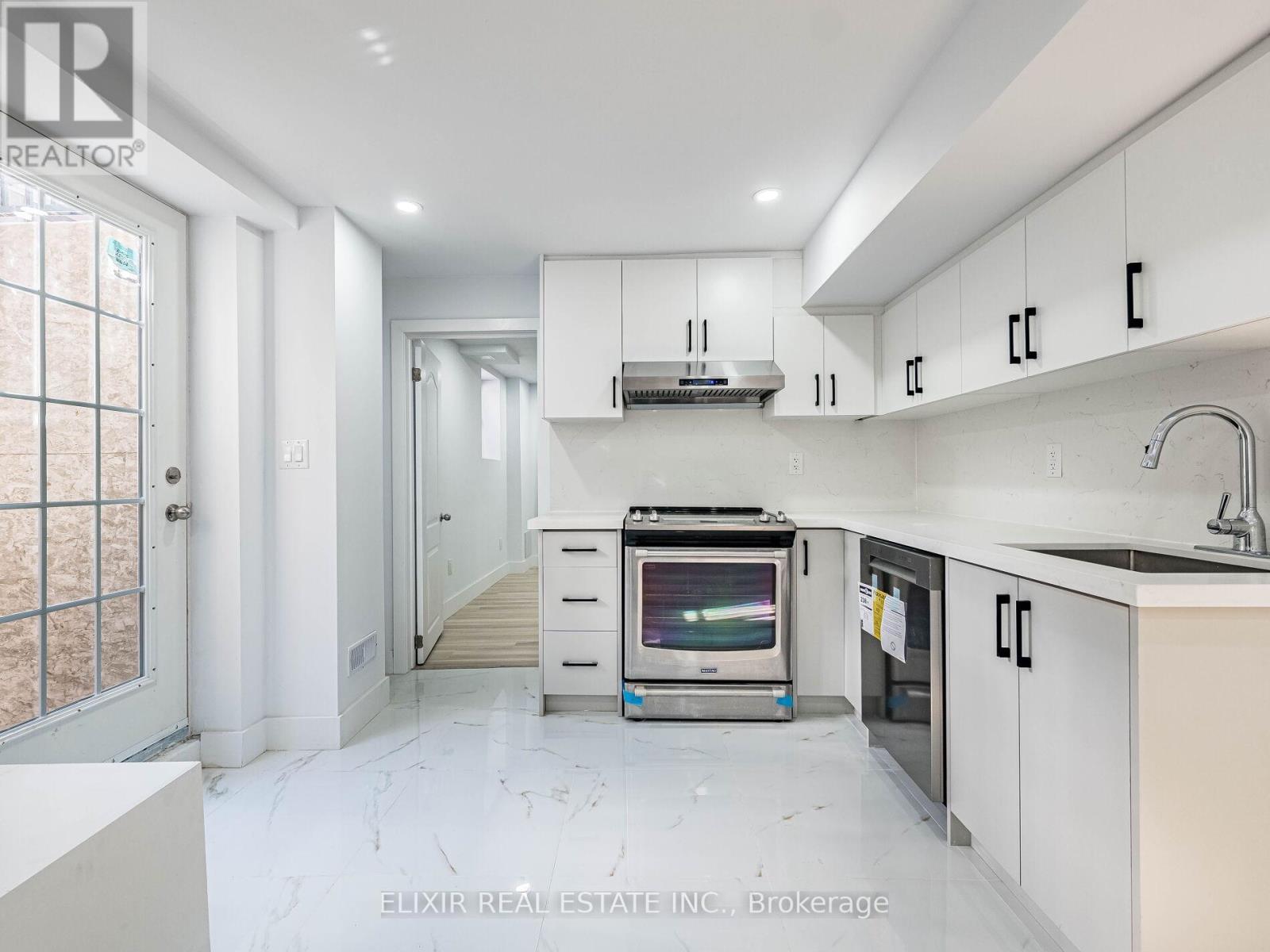 20 Penn Drive, Brampton, ON - Indoor Photo Showing Kitchen